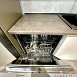 Queens Luxury 111b